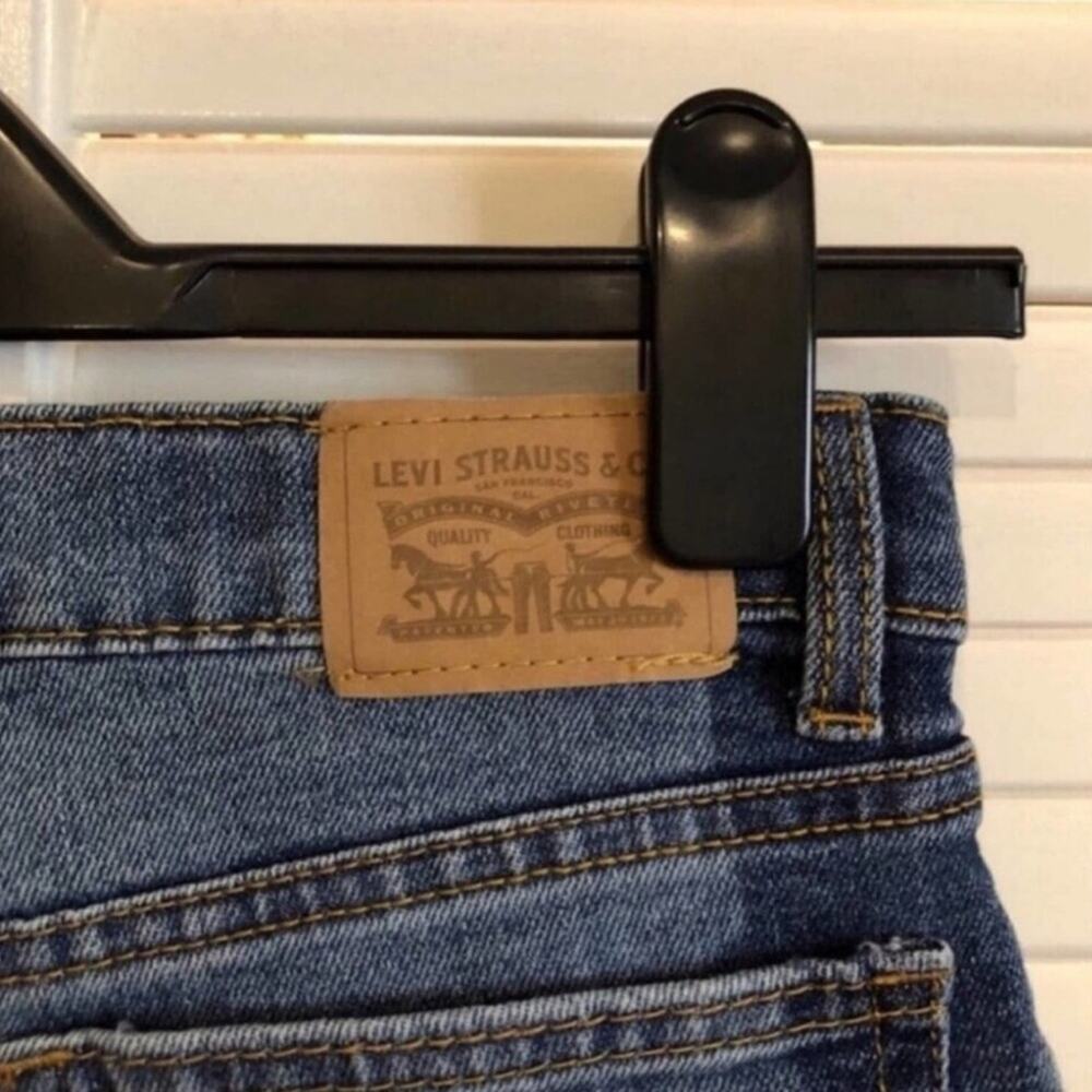 LIKE NEW Levi's Girlfriend Jeans - Gemini Medium Wash - Picture 8 of 9